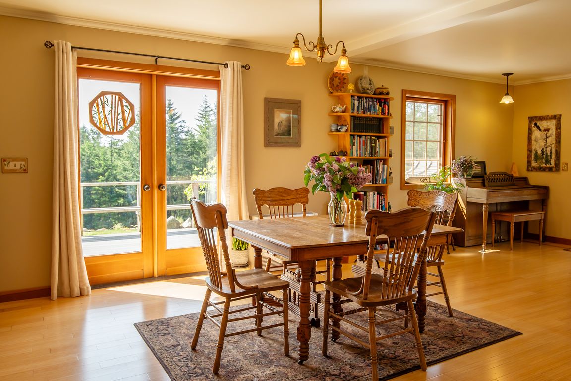 Main house Floor 1: Dining room and west-facing deck
