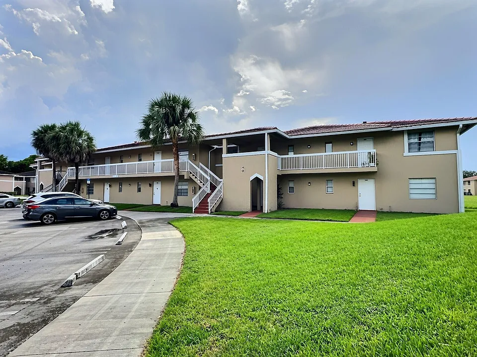 889 Twin Lakes Dr #1J