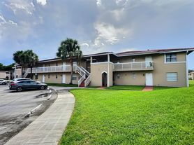 889 Twin Lakes Dr, Coral Springs, FL