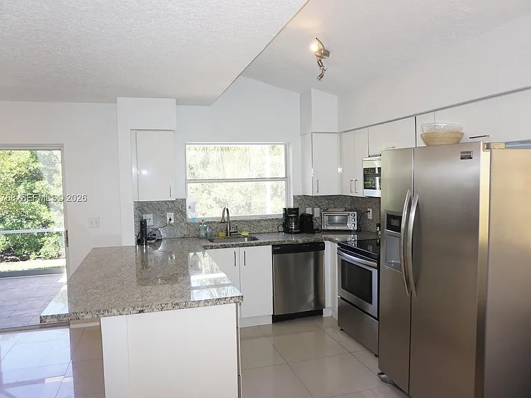 1057 SE 6th Ave — Photo 4
