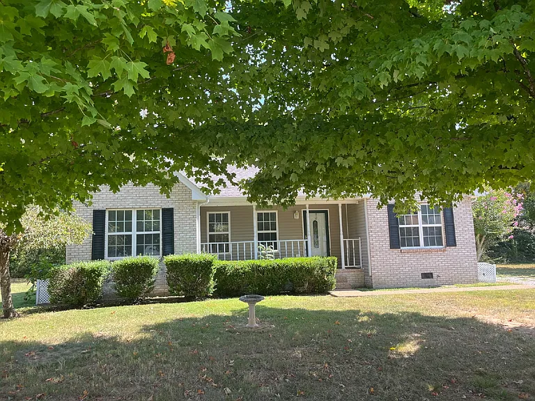 215 Derek Ct — Photo 2