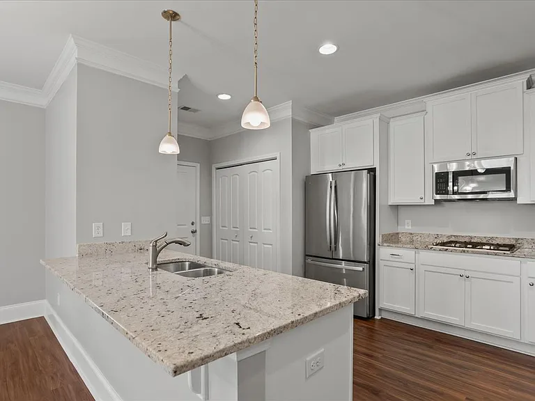 408 Senate St — Photo 7