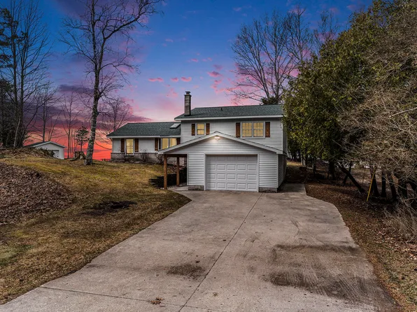 6118 Lakeshore Rd, Manistee, MI 49660