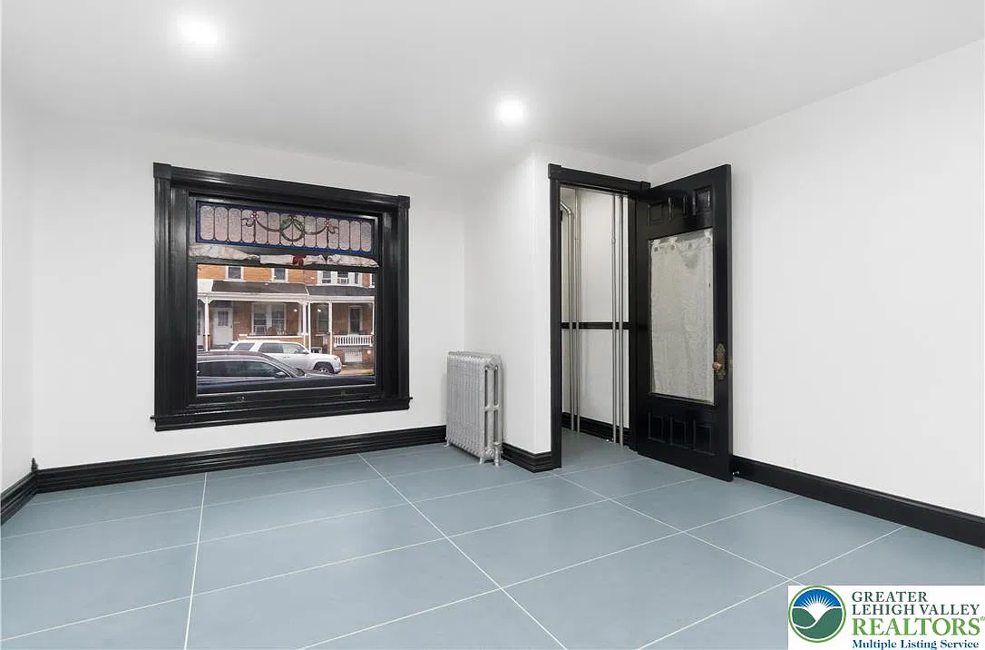 5 bed, 1.5 bath, 2139 sqft, $2,500 — Photo 4