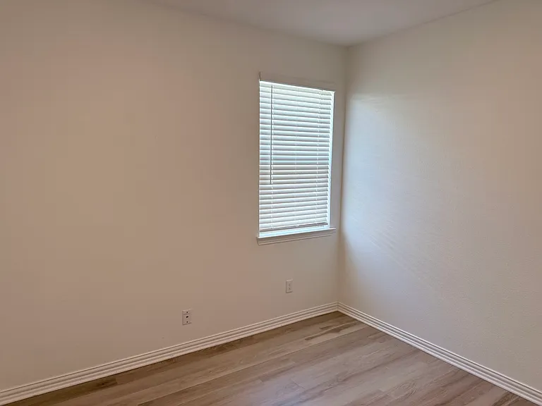1833 Lake Grove Dr — Photo 24