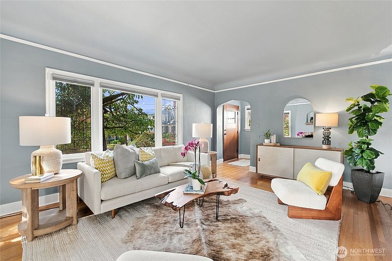 5th image of 3910 Woodlawn Avenue N