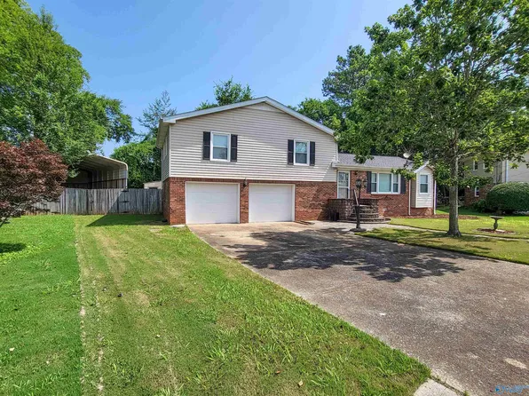 10205 Edinburgh Cir SW, Huntsville, AL 35803