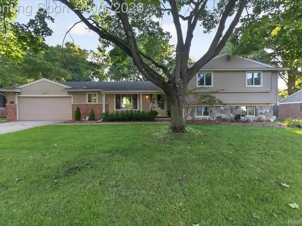 4035 Iverness Ln, West Bloomfield, MI 48323