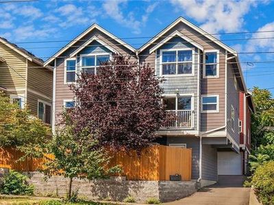 516 N 46th St #A, Seattle, WA, 98103