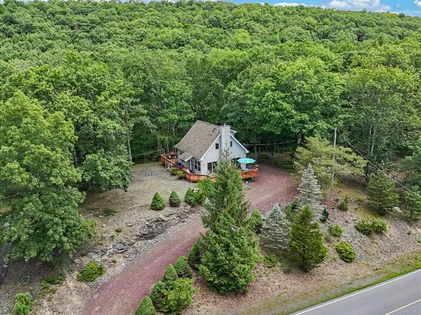 2218 Lancaster Dr, Bushkill, PA 18324