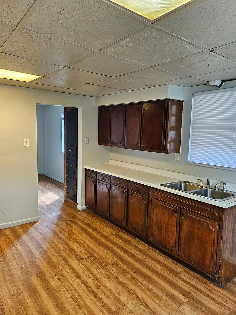 1 bed house with washer dryer hook up EHA Approved! — Photo 4