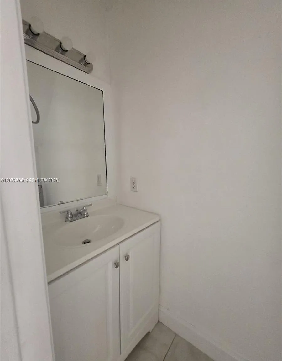 Comar Estates Condo — Photo 3