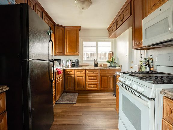 2nd image of 1031 Douglas Rd