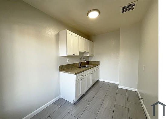 4th image of 11226 S Figueroa St #6