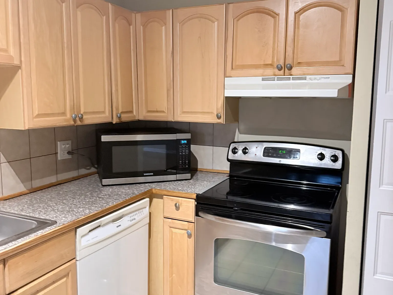 2 bed, 1200 sqft, $2,299 — Photo 4