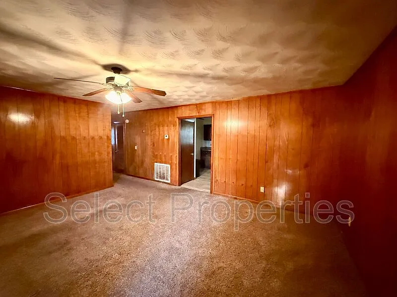 3 bed, 1.0 bath, 1200 sqft, $1,200 — Photo 2