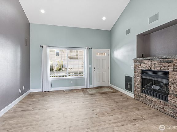 4th image of 722 NW Meadow Ridge Lane