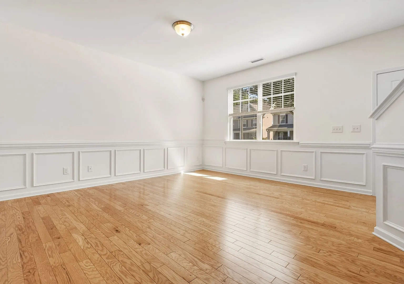 Spacious 5-bedroom home with a large backyard and two-car garage — Photo 2