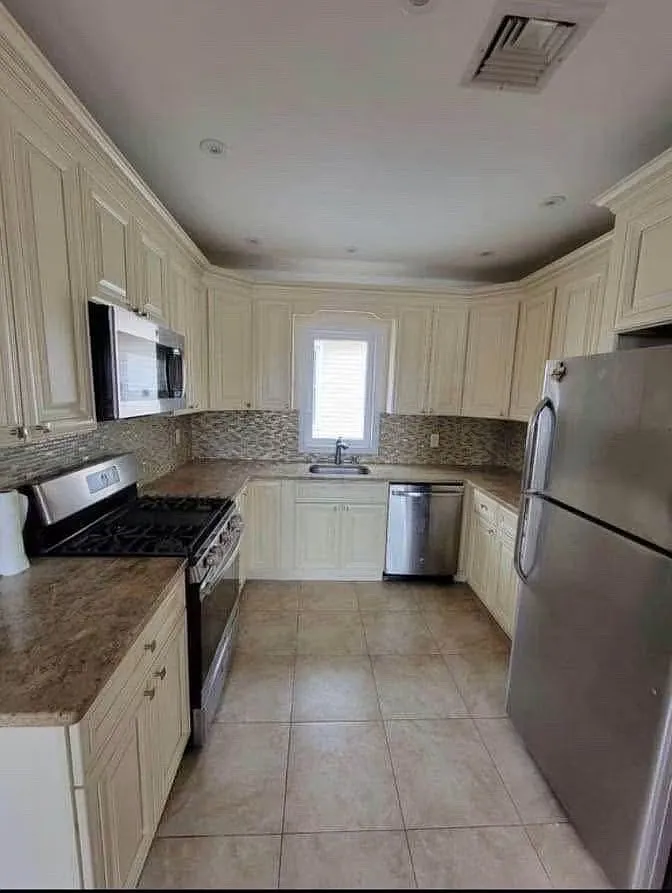 414 Laurelton Blvd — Photo 2