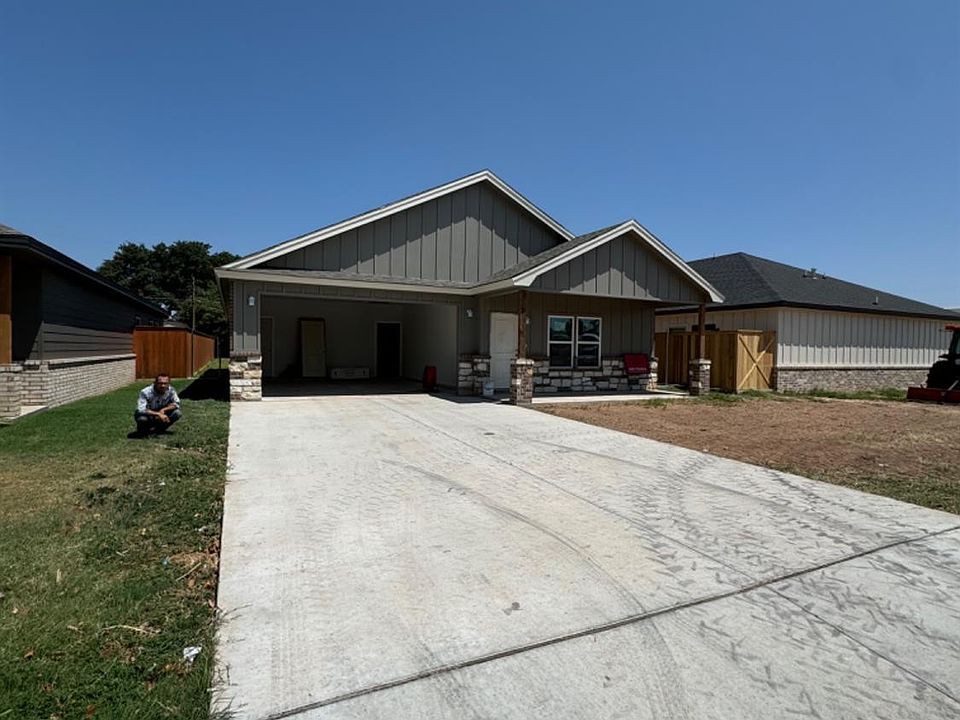 2nd image of 310 W Garza St