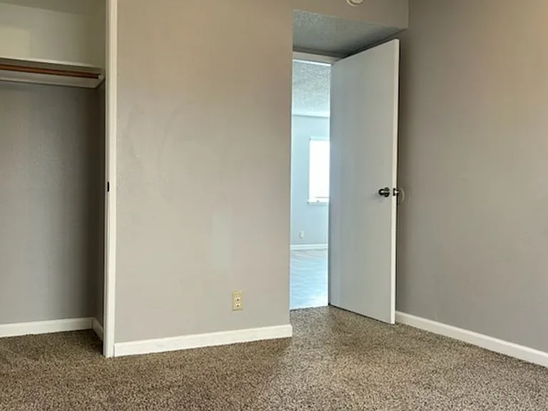 933 W Atkins Ave — Photo 6