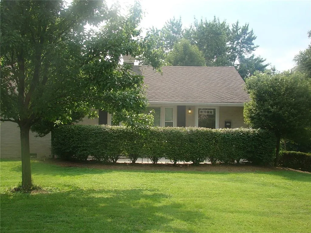 3 bed, 1.0 bath, 1215 sqft, $2,100 — Photo 1