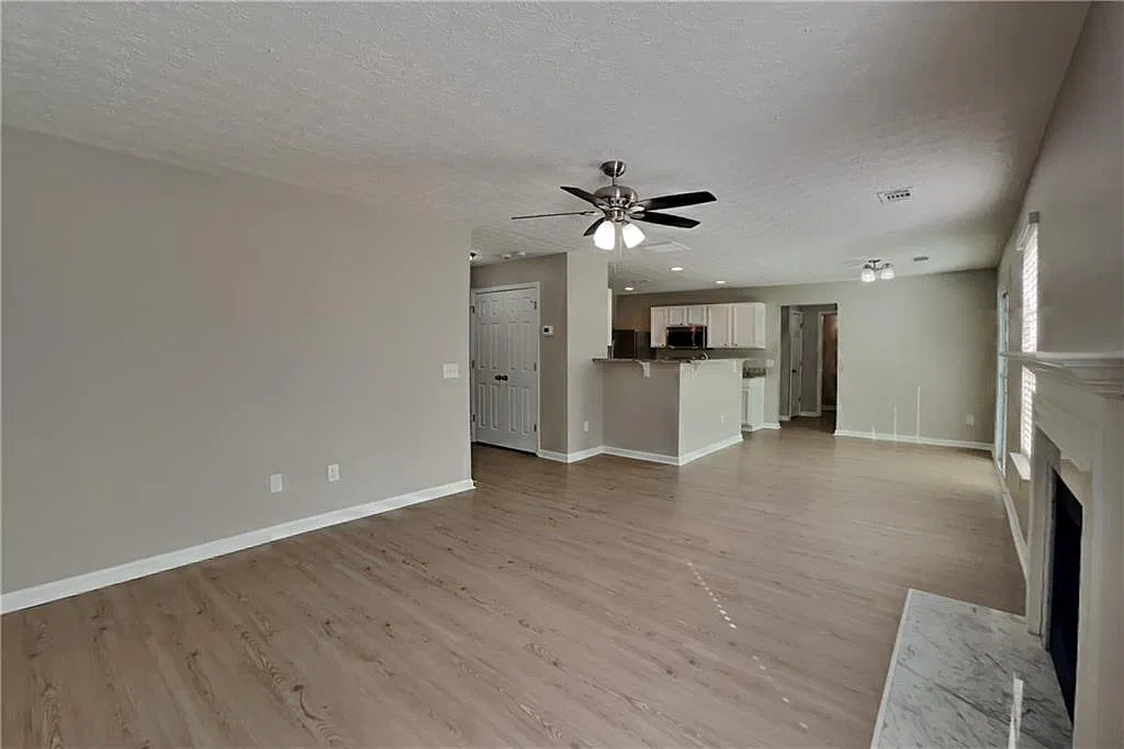 4 bed, 2.5 bath, 2437 sqft, $2,400 — Photo 3