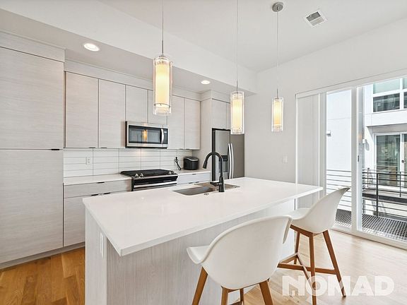 3rd image of 3039 W 19th Ave