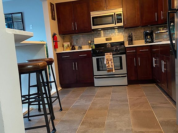 4th image of 483 Forest St