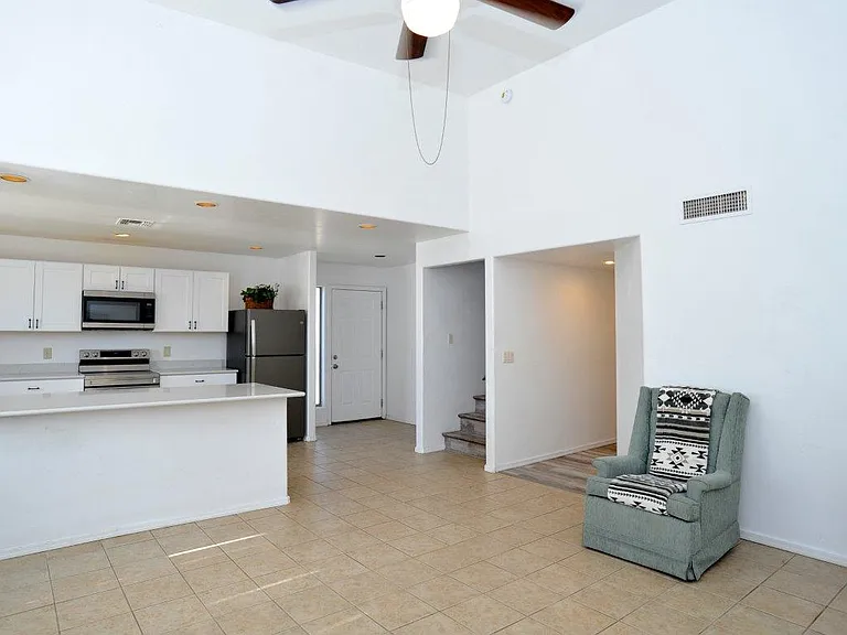918 E Elm St #B — Photo 7