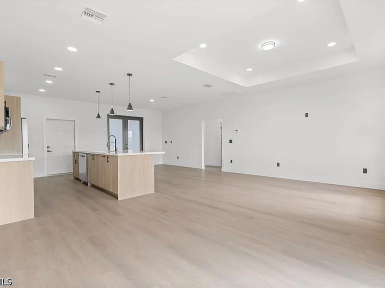 8033 Oakleaf Cir — Photo 9