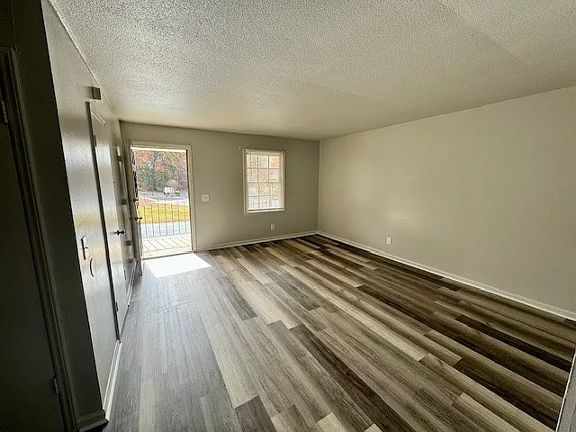2 bed, 1000 sqft, $900 — Photo 2