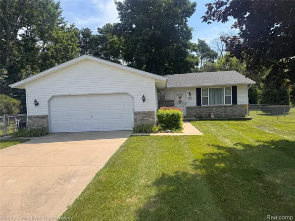 3232 Elecia Dr, Port Huron, MI 48060
