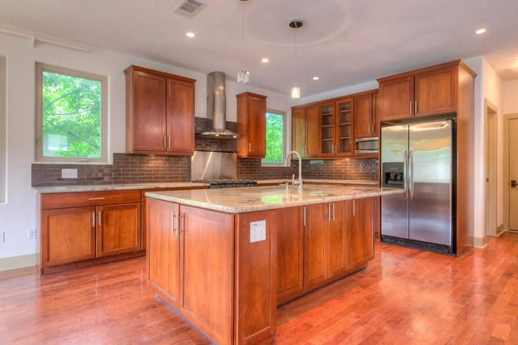 605 Peacock Ln — Photo 4