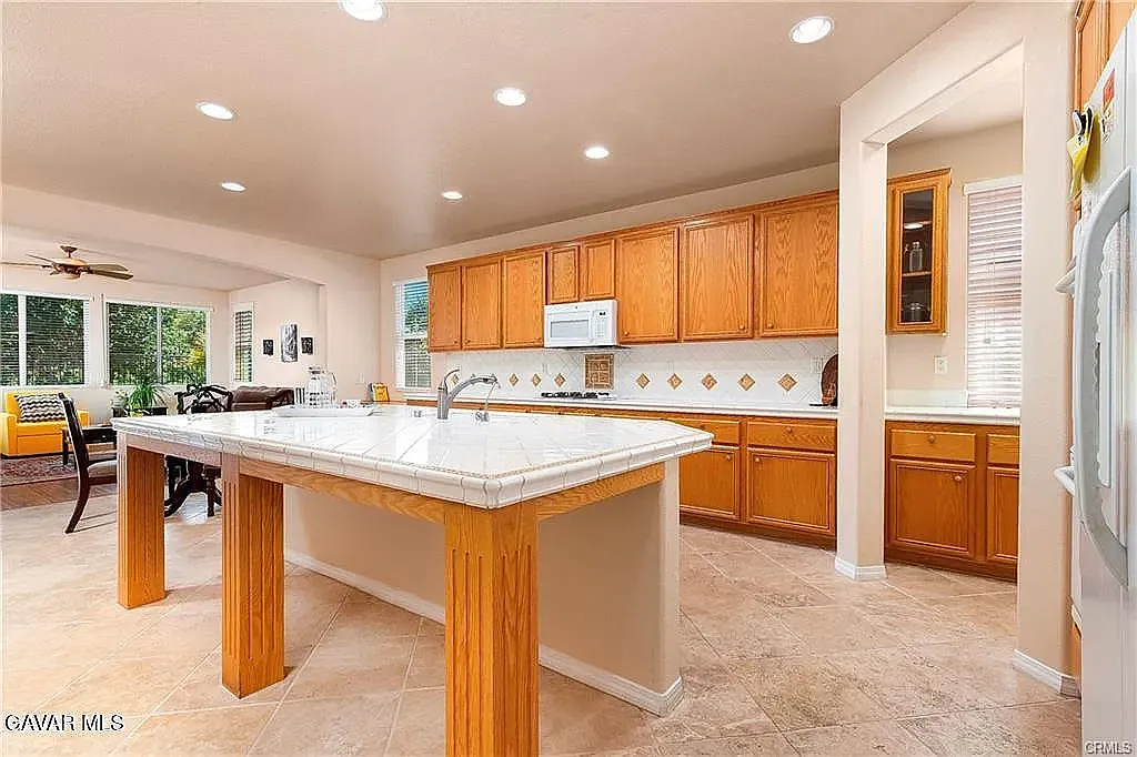 3 bed, 2800 sqft, $3,400 — Photo 4
