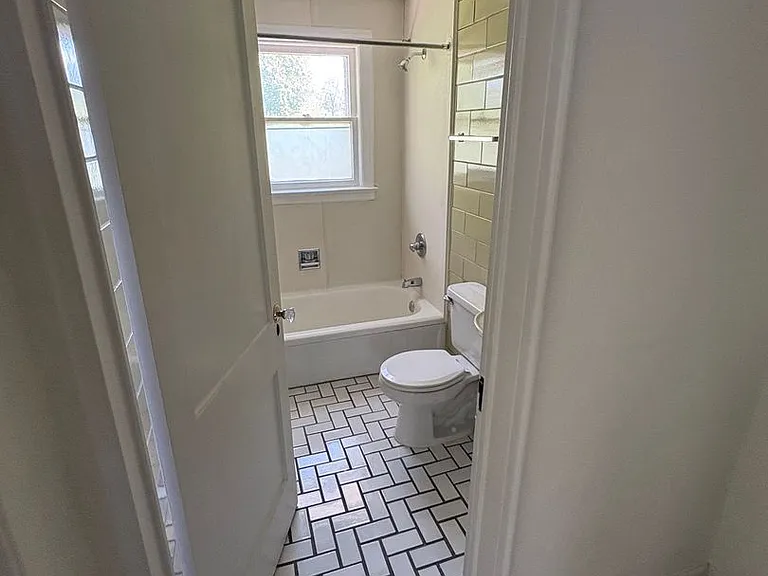 547 W Main St — Photo 43