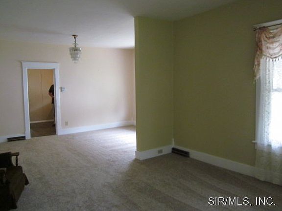4th image of 525 Whitelaw Ave