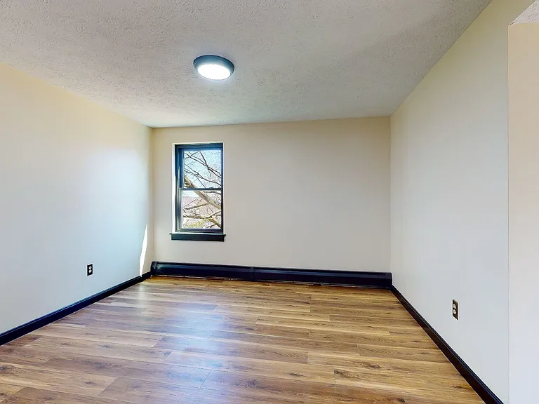 Beacon Court — Photo 41