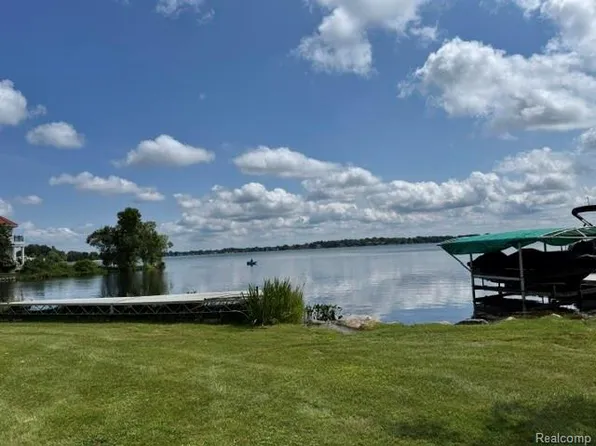 1809 Windside Dr, West Bloomfield, MI 48324