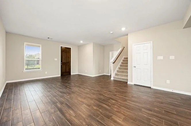 4 bed, 2.5 bath, 2950 sqft, $3,000 — Photo 4