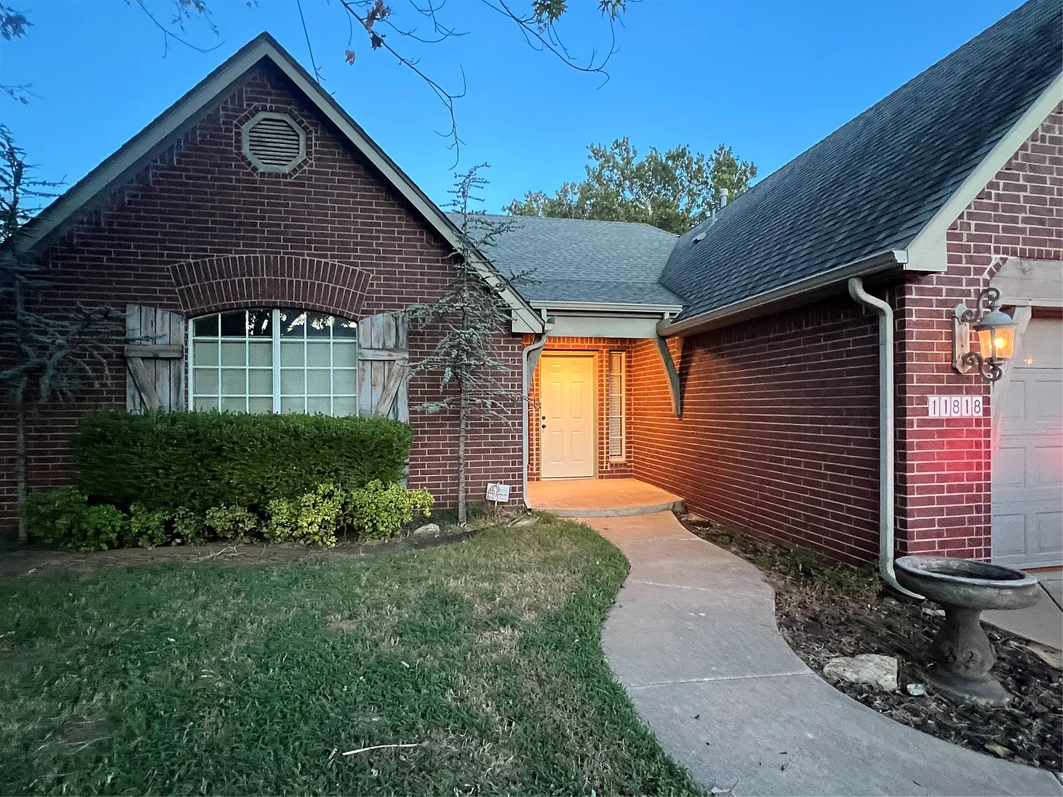 4 bed, 2.0 bath, 2092 sqft, $2,100 — Photo 2
