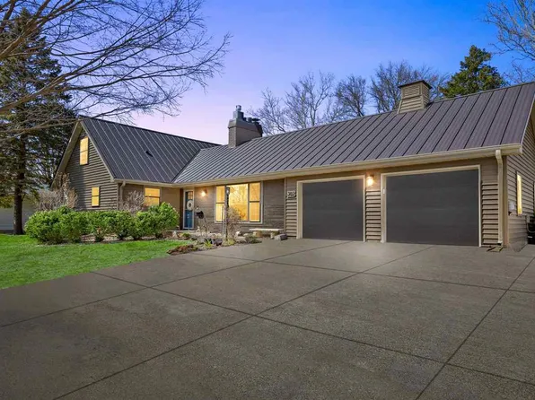 302 Highland Dr, Iowa City, IA 52246