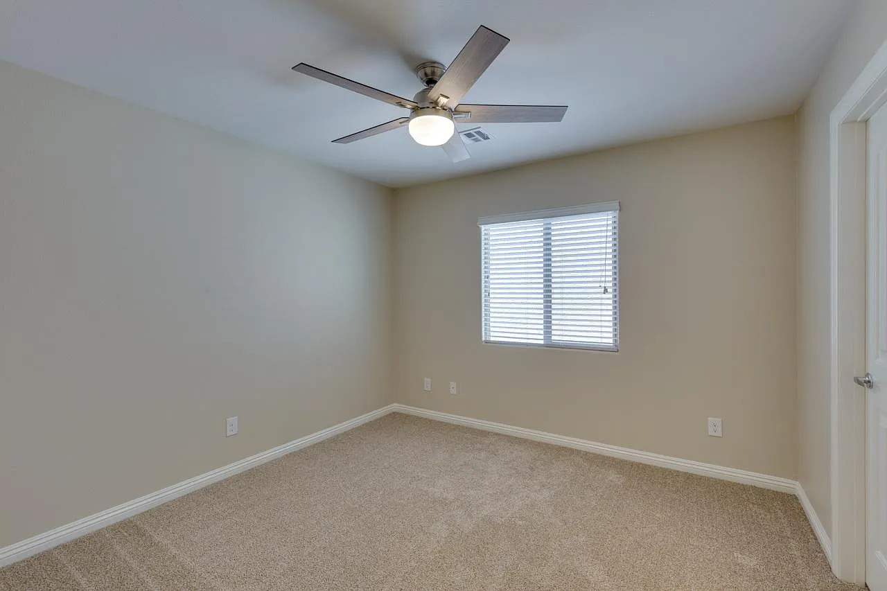 3 bed, 2.5 bath, 1700 sqft, $800 — Photo 2