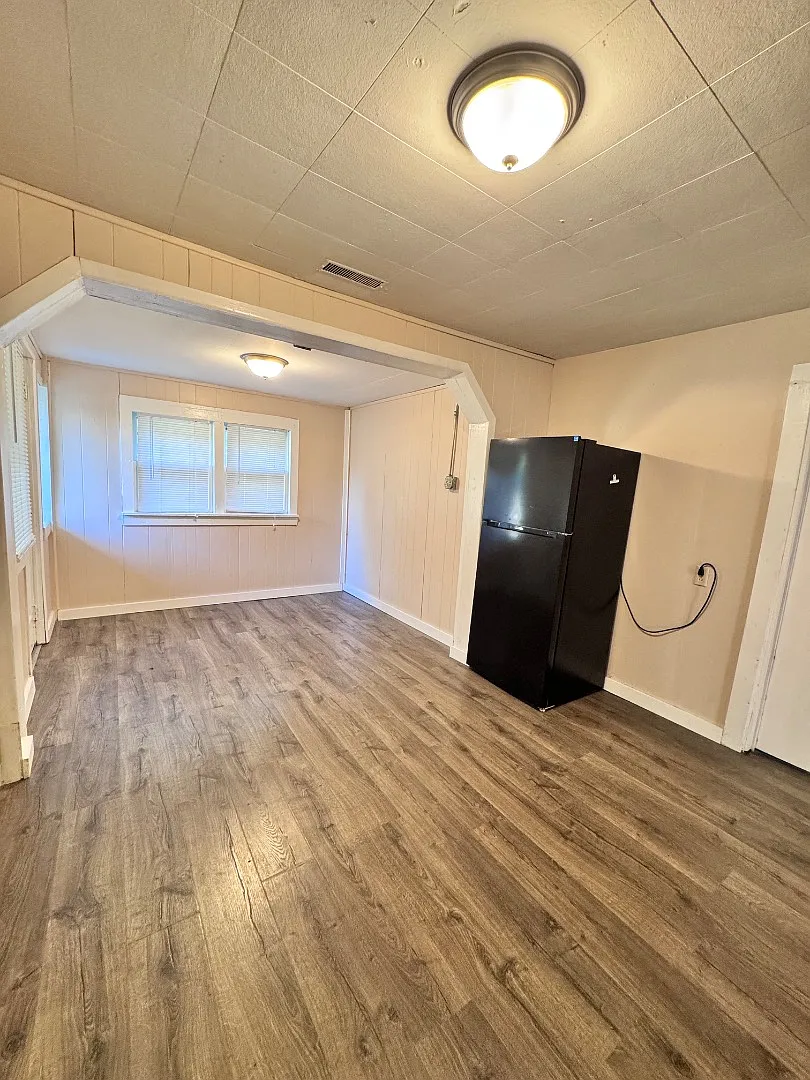 341 E Henry St — Photo 4