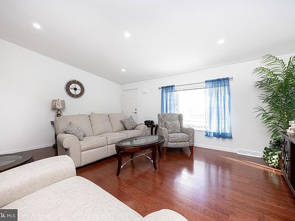 4th image of 104 Lilac Pl