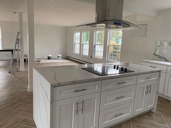 3rd image of 4 Redleaf Ln