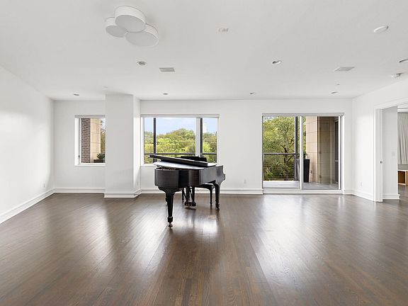 2nd image of 901 W 9th St APT 107
