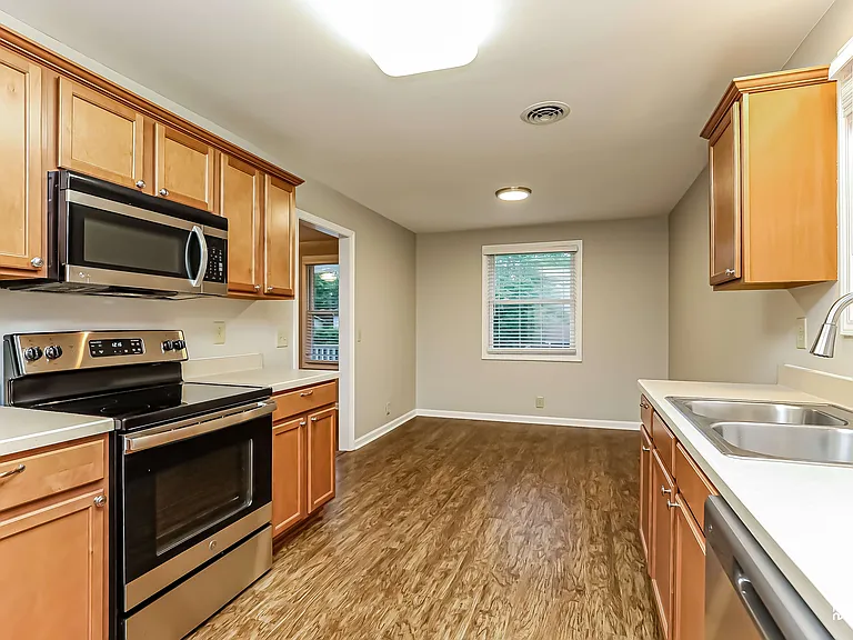 606 Waxhaw Dr — Photo 2