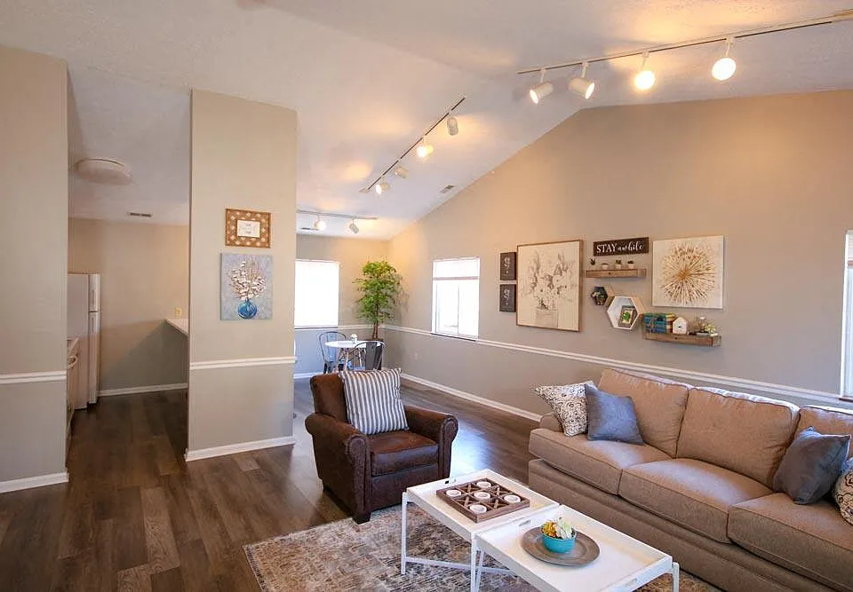 3405 Lindsay Dr