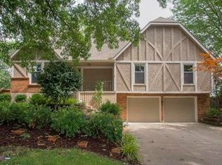 900 NW Woodview Cir, Blue Springs, MO 64015